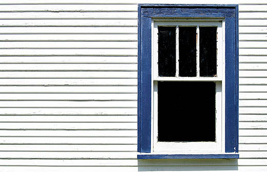 Modré okno v bílém dřevěném domě