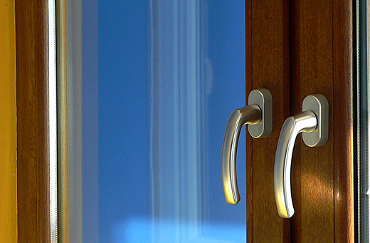Dřevěné okno – detail kliky